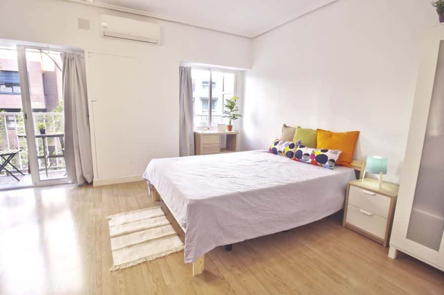 Habitación en piso de 3 habitaciones en Eixample
