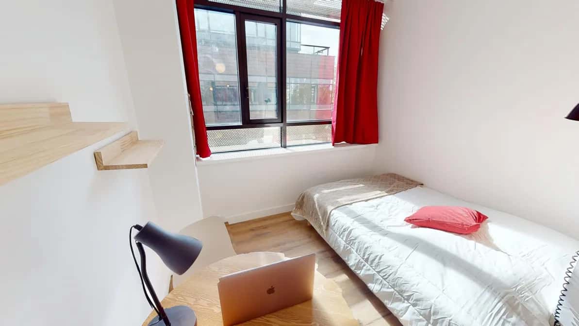 Room in Avenue Sainte-Anne, Asnières-sur-Seine for 193 m² with 11 bedrooms