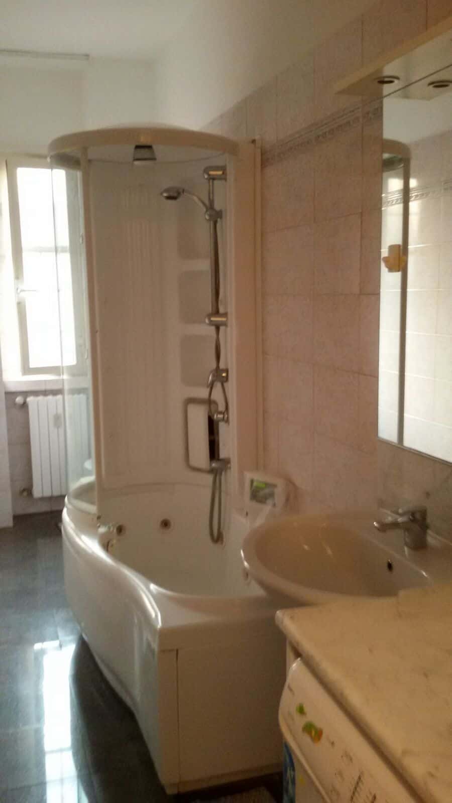 Room in Via Pellegrino Rossi, Milano for 65 m² with 2 bedrooms