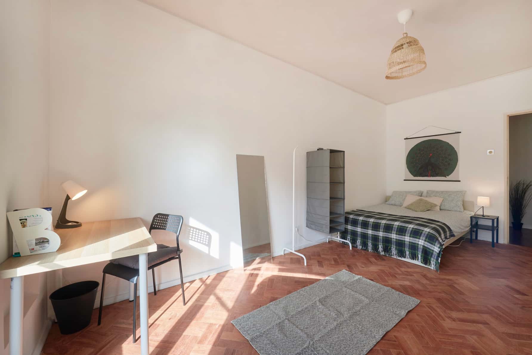 Single bedroom with balcony in a 6-bedroom apartment in Rua Tristão Vaz, Lisbon - Room 4