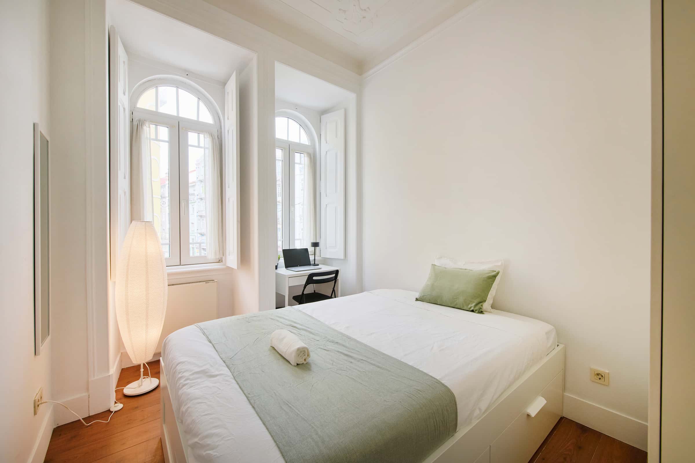 Bedroom in a 9-Bedroom Apartment in Rua Morais Soares, Lisbon - Room 5