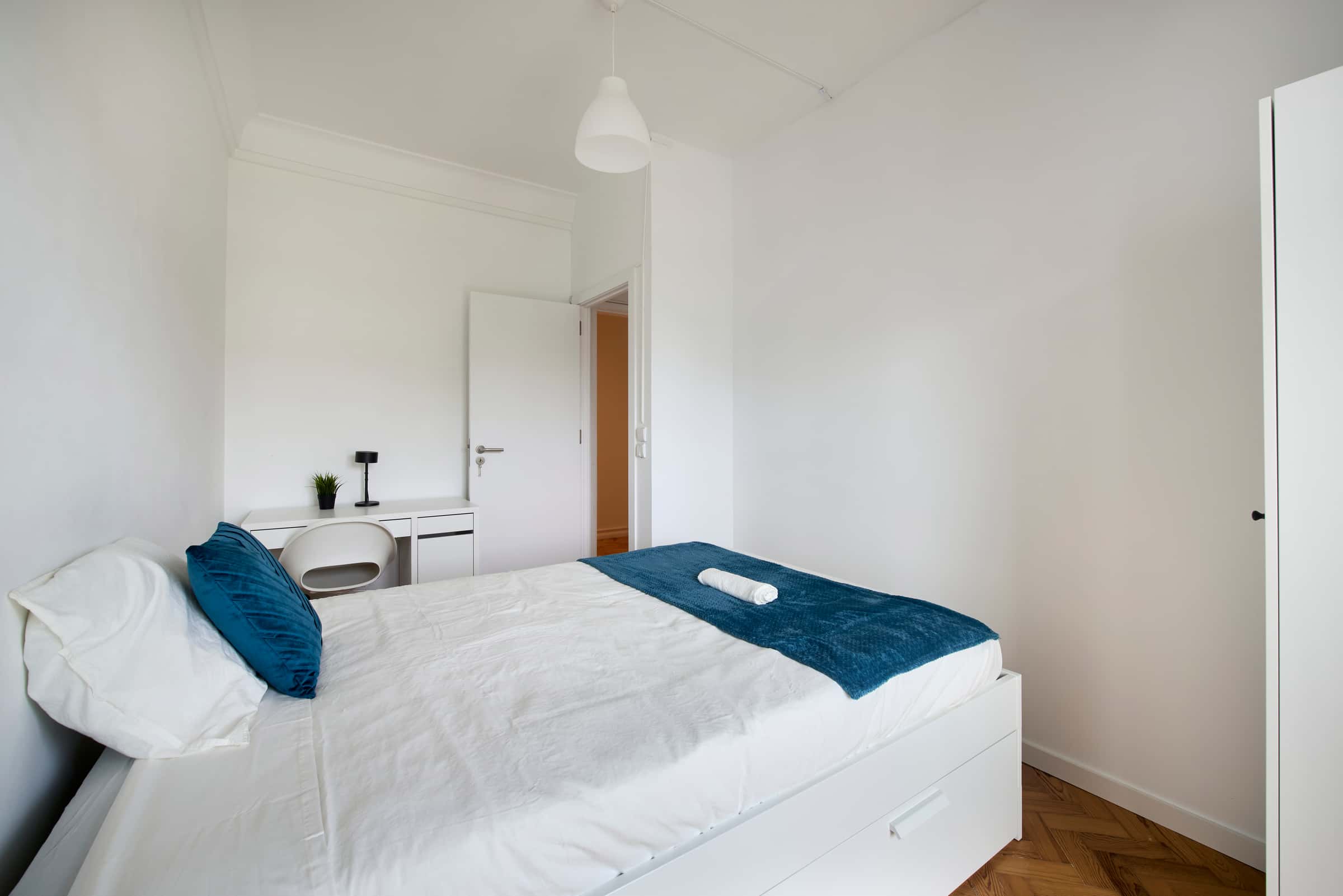 Bedroom with balcony in a 9-Bedroom Apartment in Rua Jorge Ferreira de Vasconcelos, Lisbon - Room 1