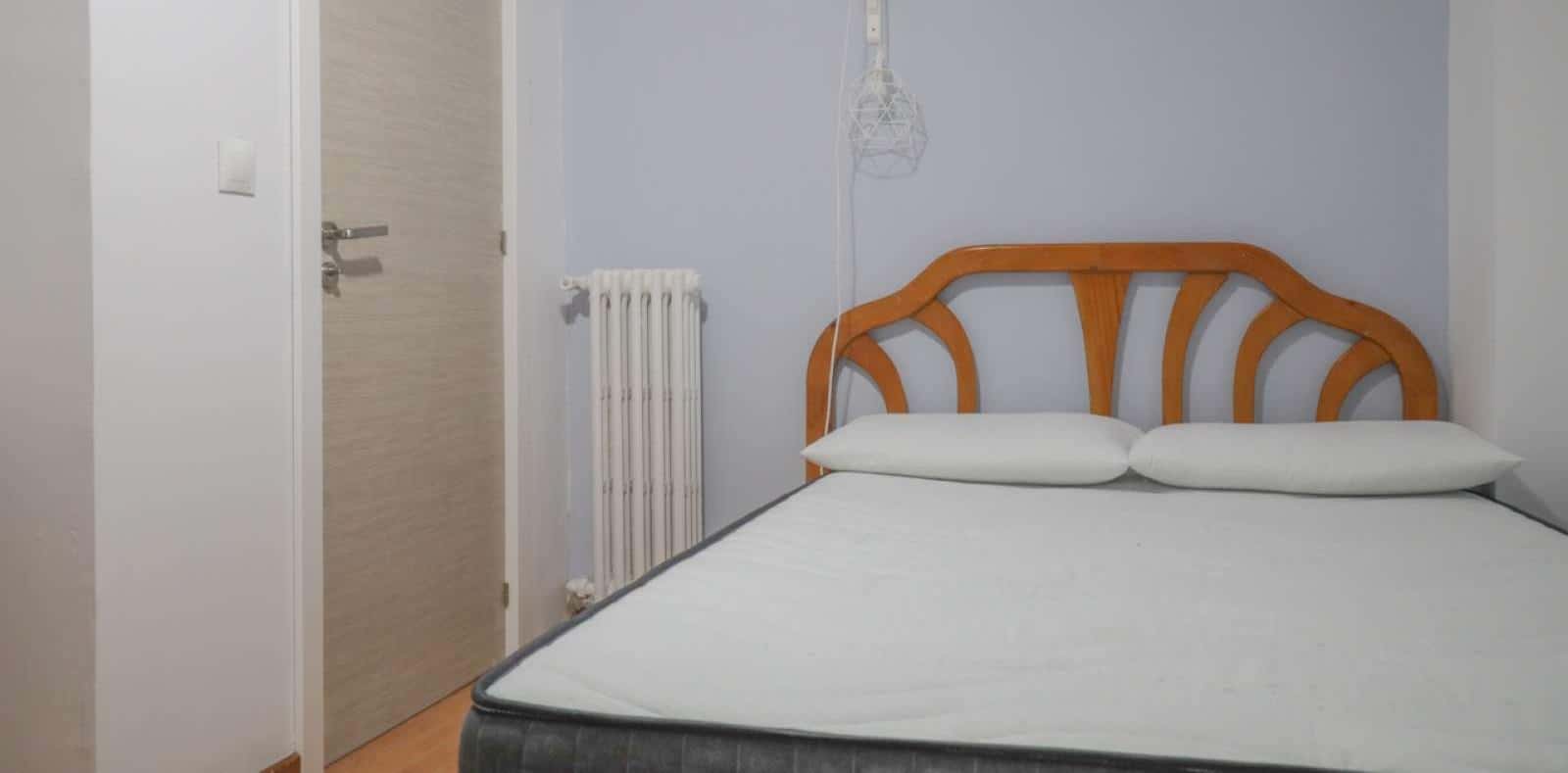 Double bed in Rooms for rent in 5-bedroom apartment in La Elipa