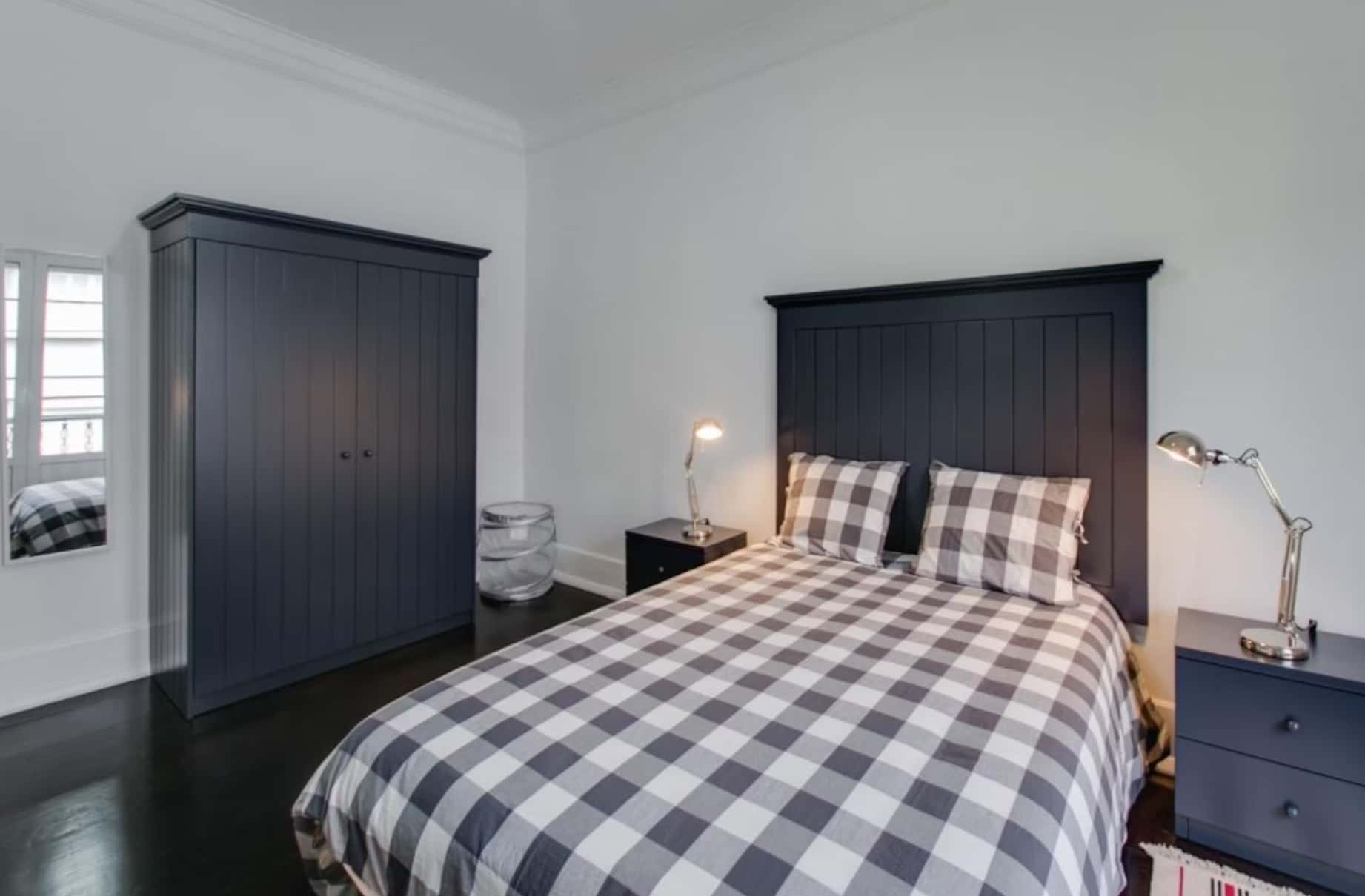 Spacious room with private balcony in Saldanha, Lisbon - VH V R1