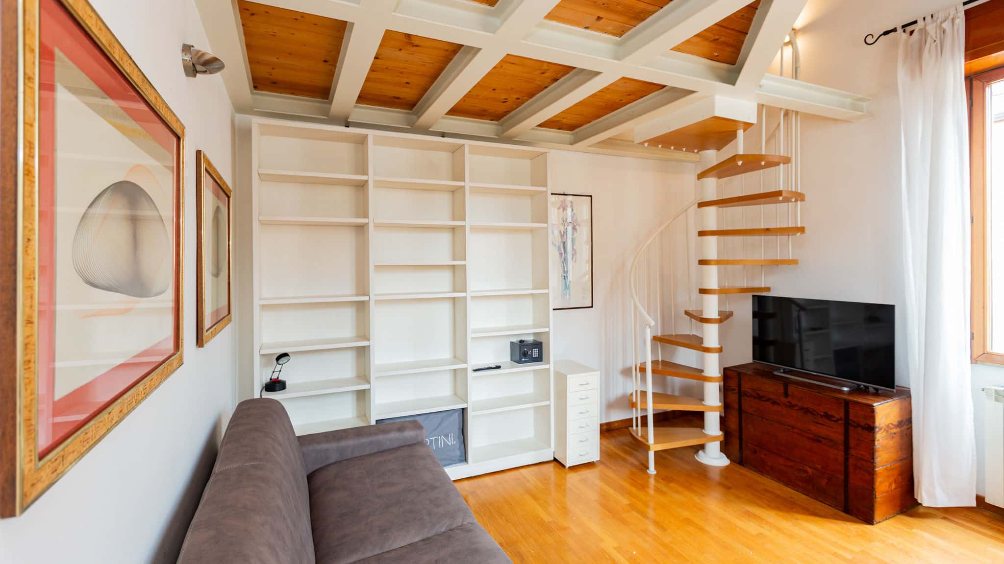 INGEGNOLI1 Bright top floor apartment