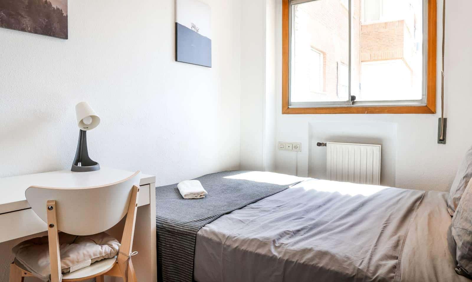 Double bed in Rooms for rent in Madrid