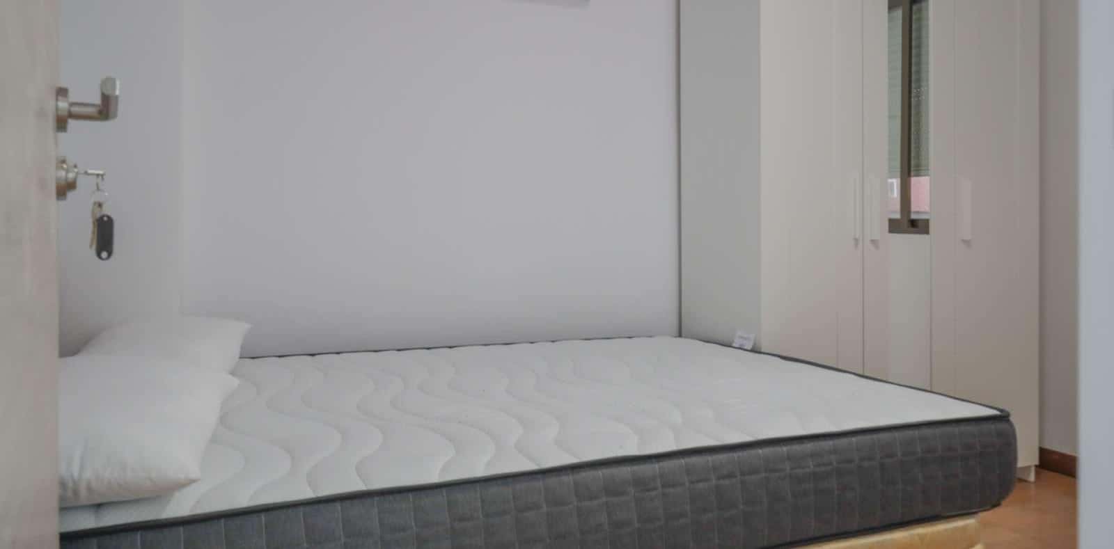 Double bed in Rooms for rent in 5-bedroom apartment in La Elipa
