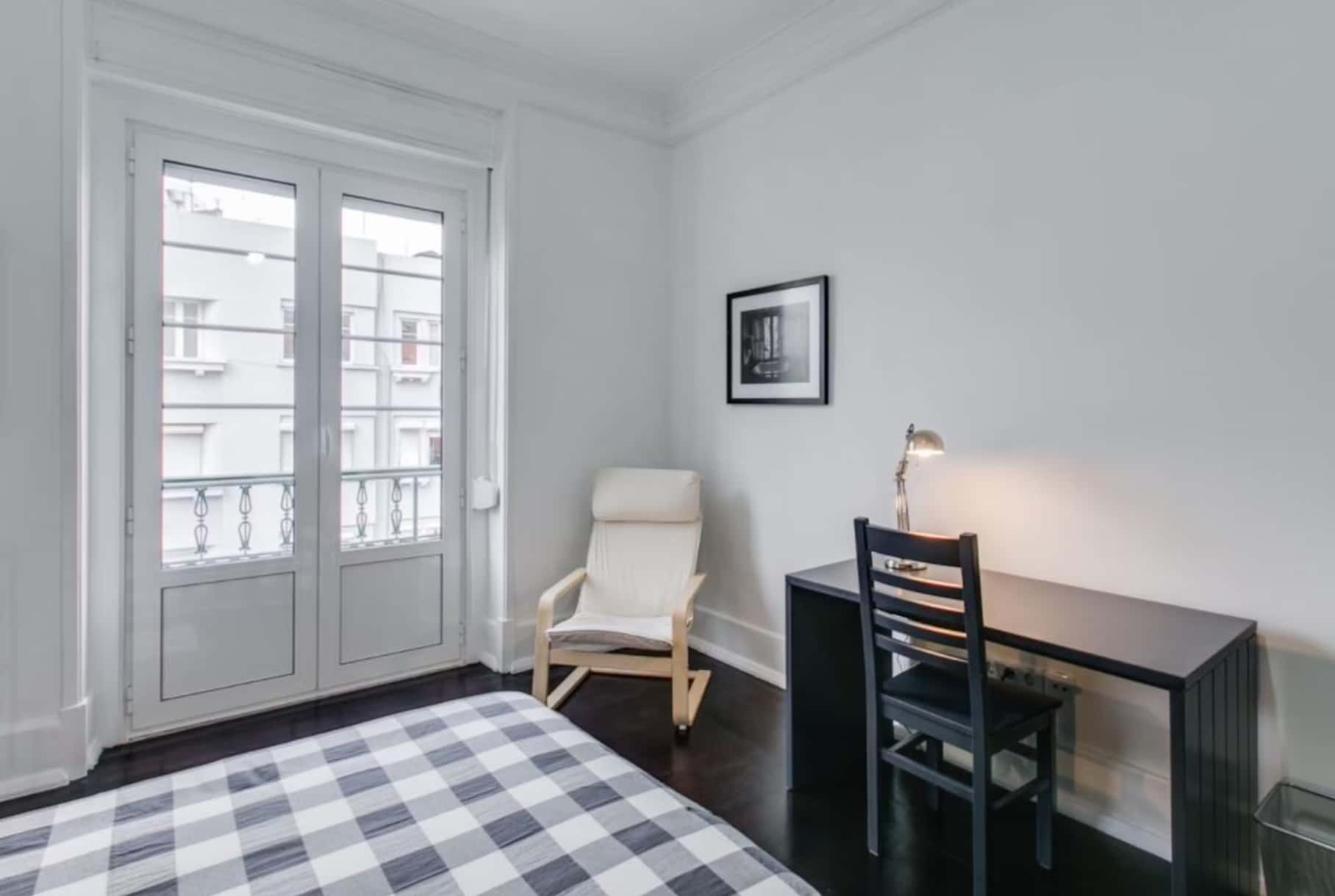 Spacious room with private balcony in Saldanha, Lisbon - VH V R1