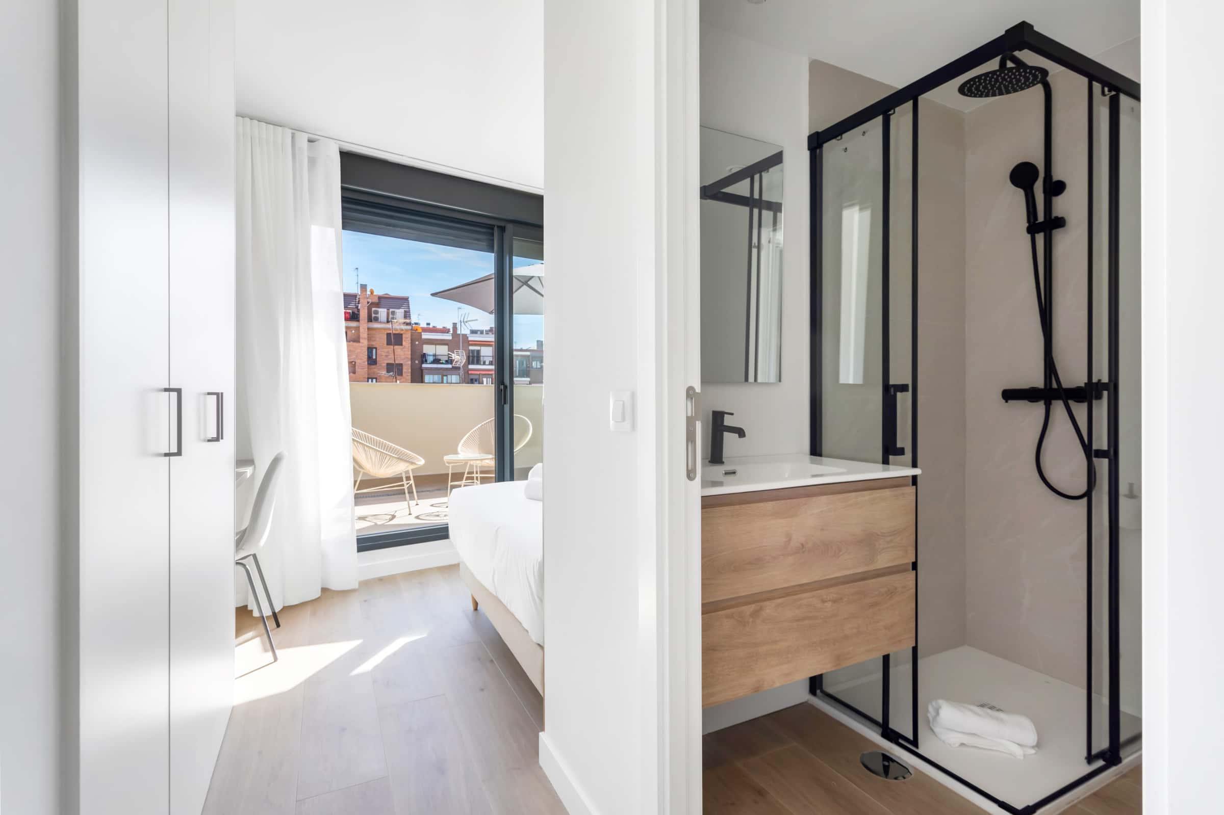 Double room with terrace  with private bathroom for individual use