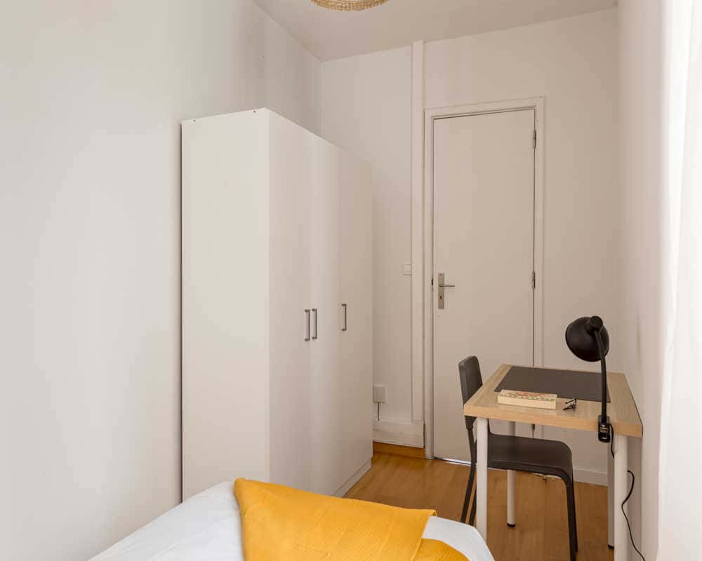 Comfortable room in a 13-bedroom apartment in Arroios, Lisbon - Room 12