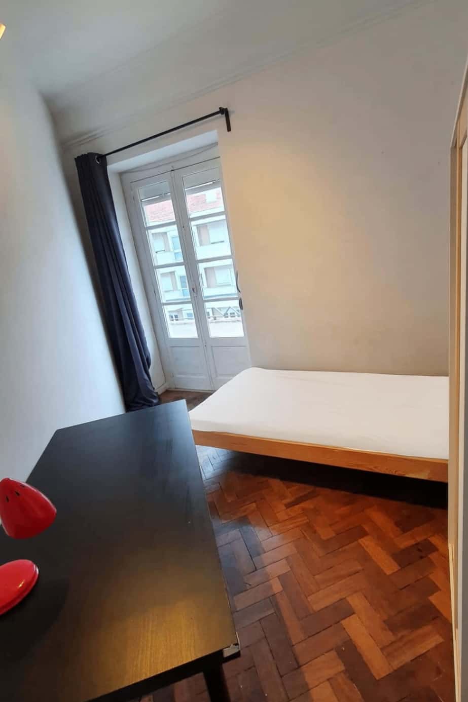 Quarto com cama de solteiro em apartamento com 7 quartos - FLAT E - E2