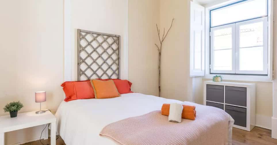 Bedroom for rent in 6-bedroom house in Parede - Room Happiness