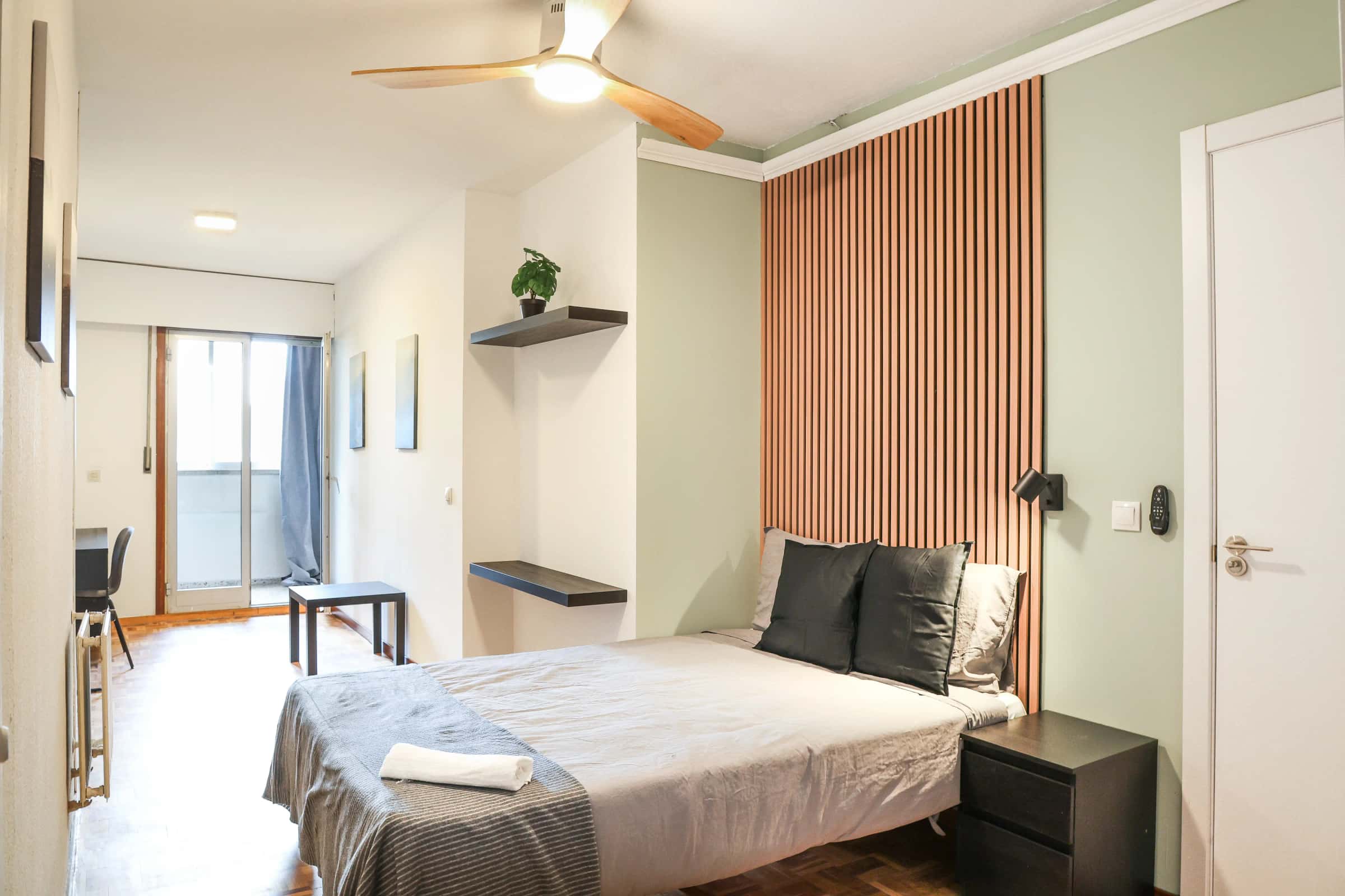 Chambre dans Calle de Santiago de Compostela, Madrid pour 120 m² avec 6 chambres
