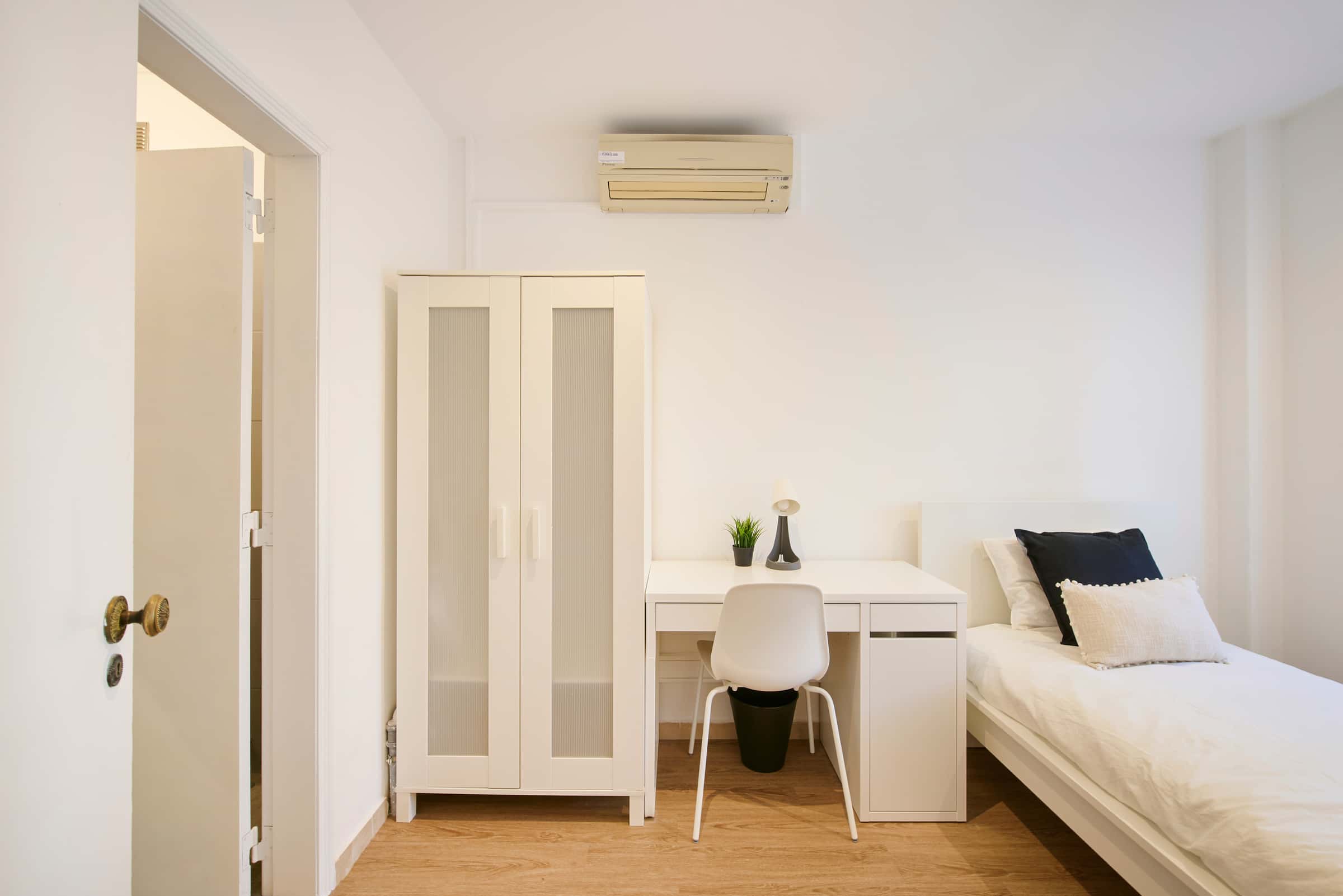 Bedroom in a 9-Bedroom Apartment in Rua Martens Ferrão, Lisbon - Room 1