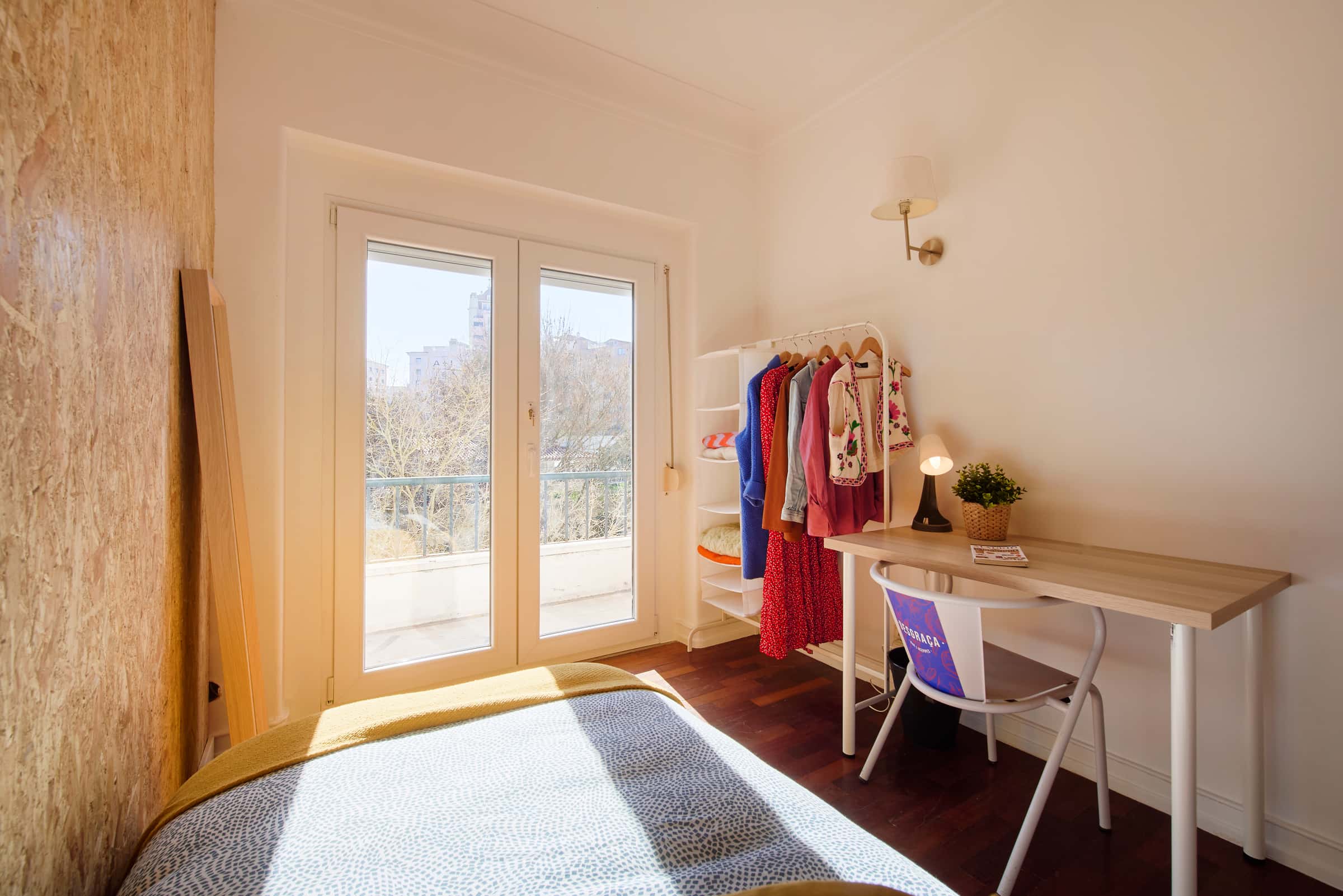 Bedroom with private balcony in a 5-bedroom apartment in Lisbon - Room 4