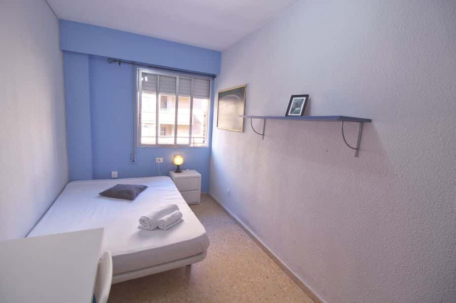 Habitación en piso de 4 habitaciones en El Pla Del Real