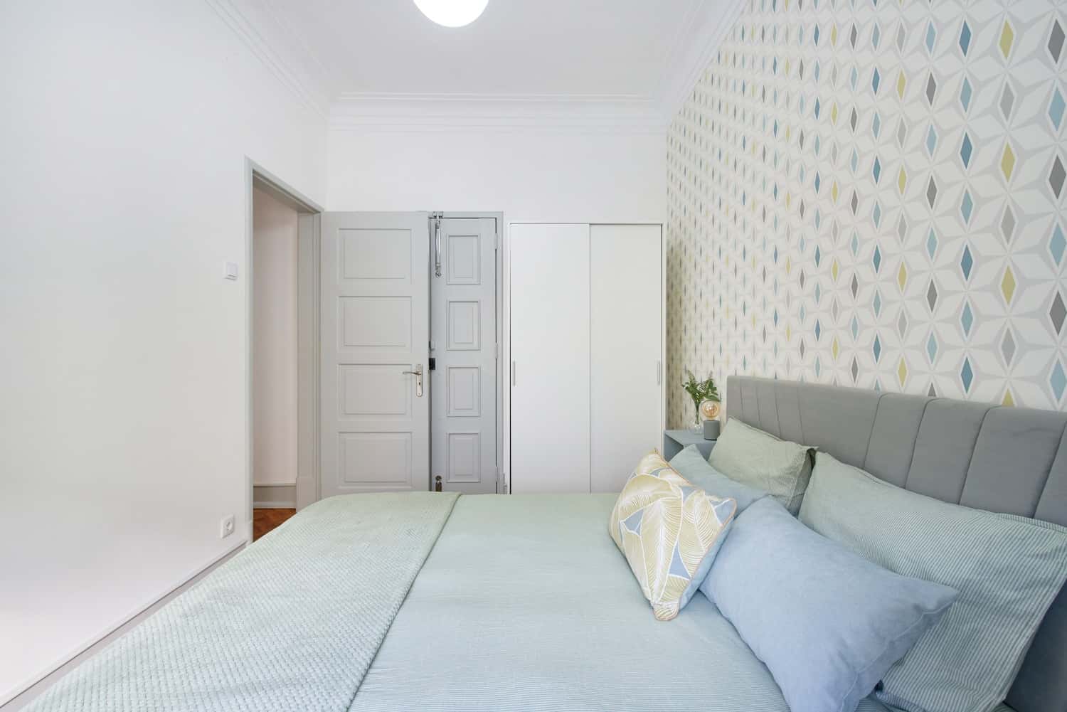 Room 1 - 86. Avenida Almirante Reis 229 R/C D