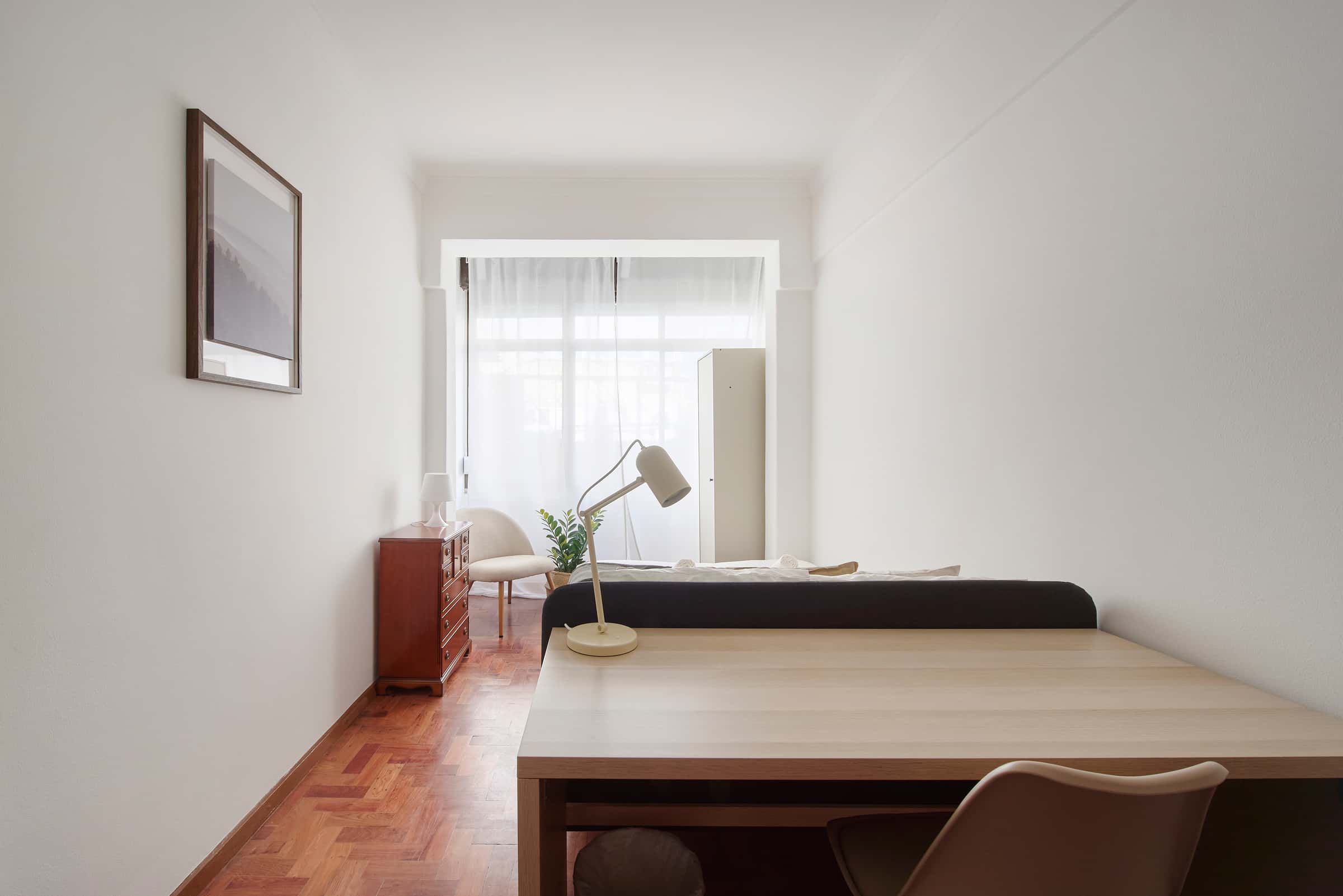 Room with private bathroom in a 4-bedroom apartment in Rua Gen. Leman, Lisbon - Room 1