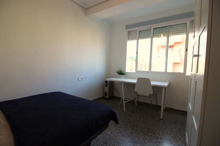 Habitación en piso de 5 habitaciones en Algirós