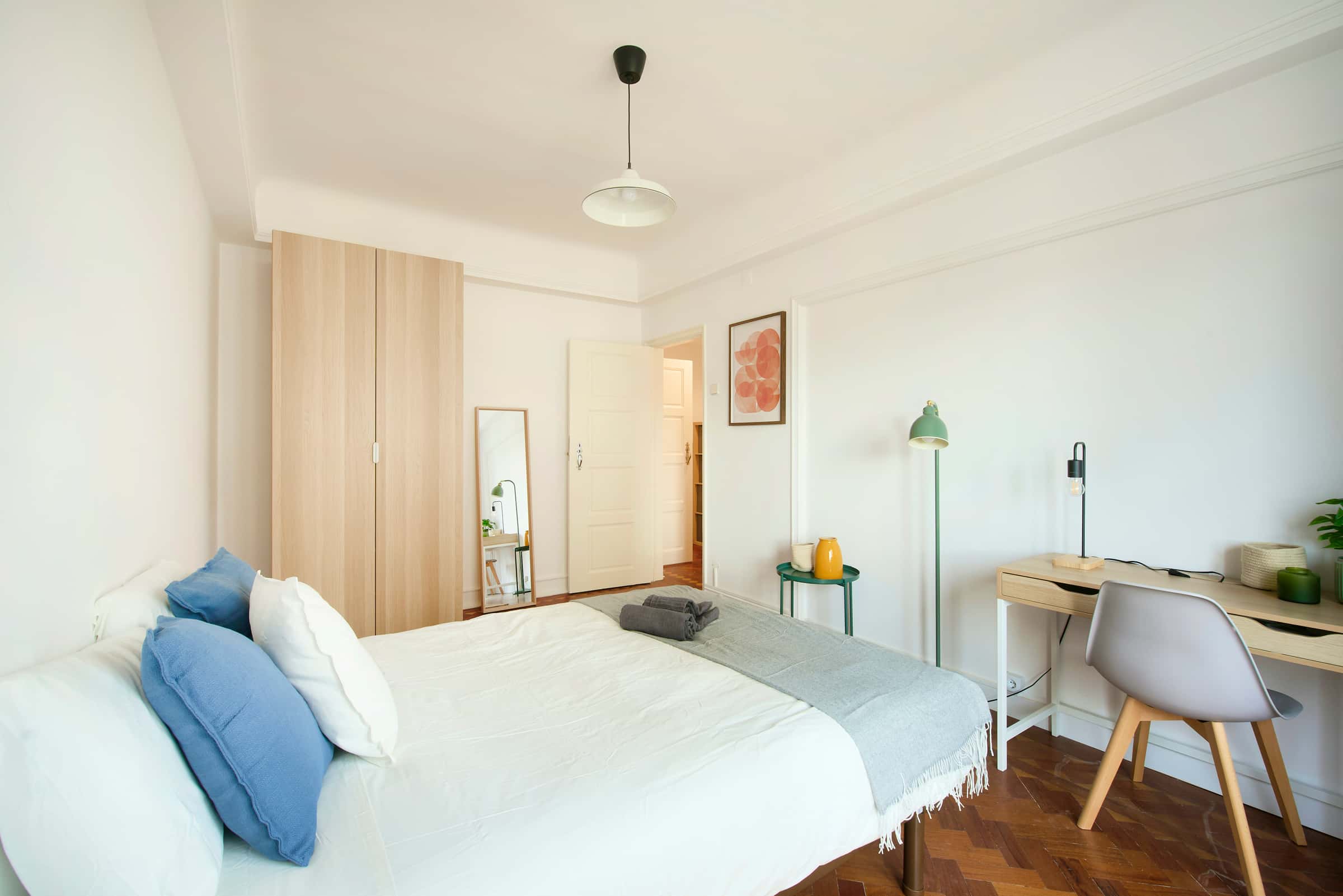 Bedroom in a 6-bedroom apartment in Av. Fontes Pereira de Melo, Lisbon - Room 5