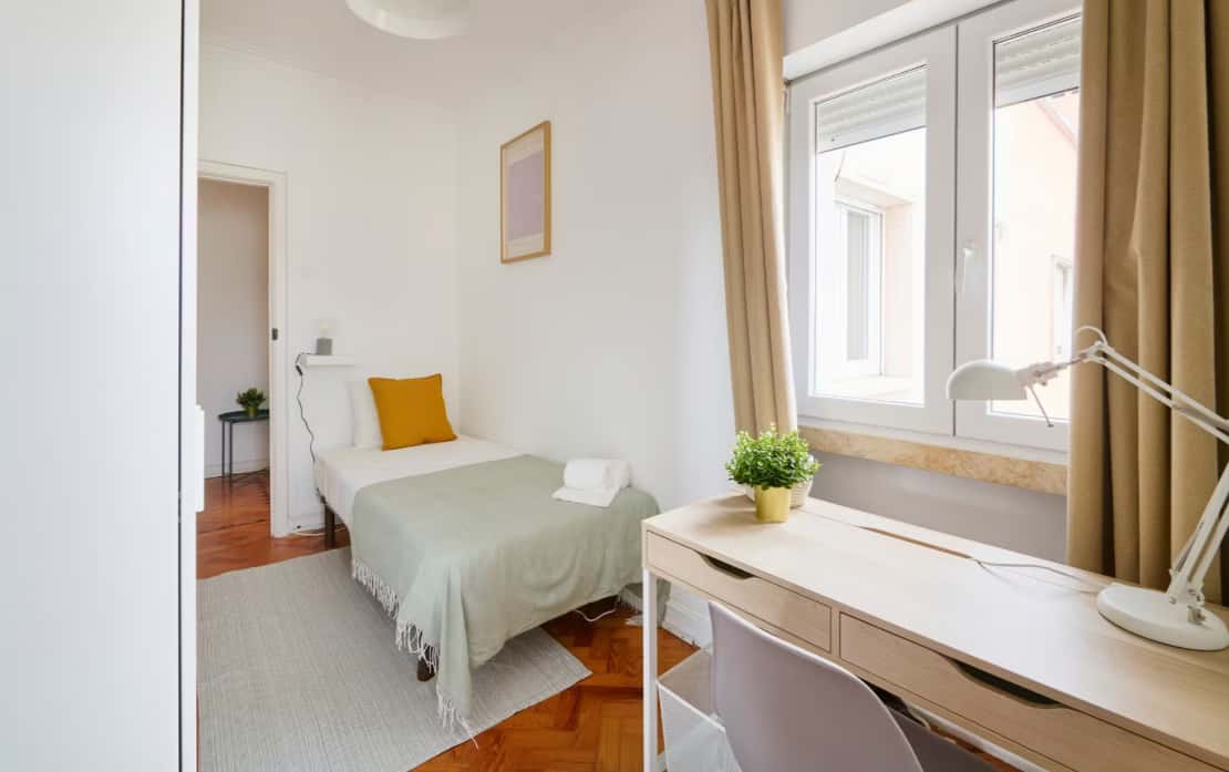 Bedroom with private bathroom in a 5-bedroom apartment in R. Infante D. Pedro, Lisbon - Room 5
