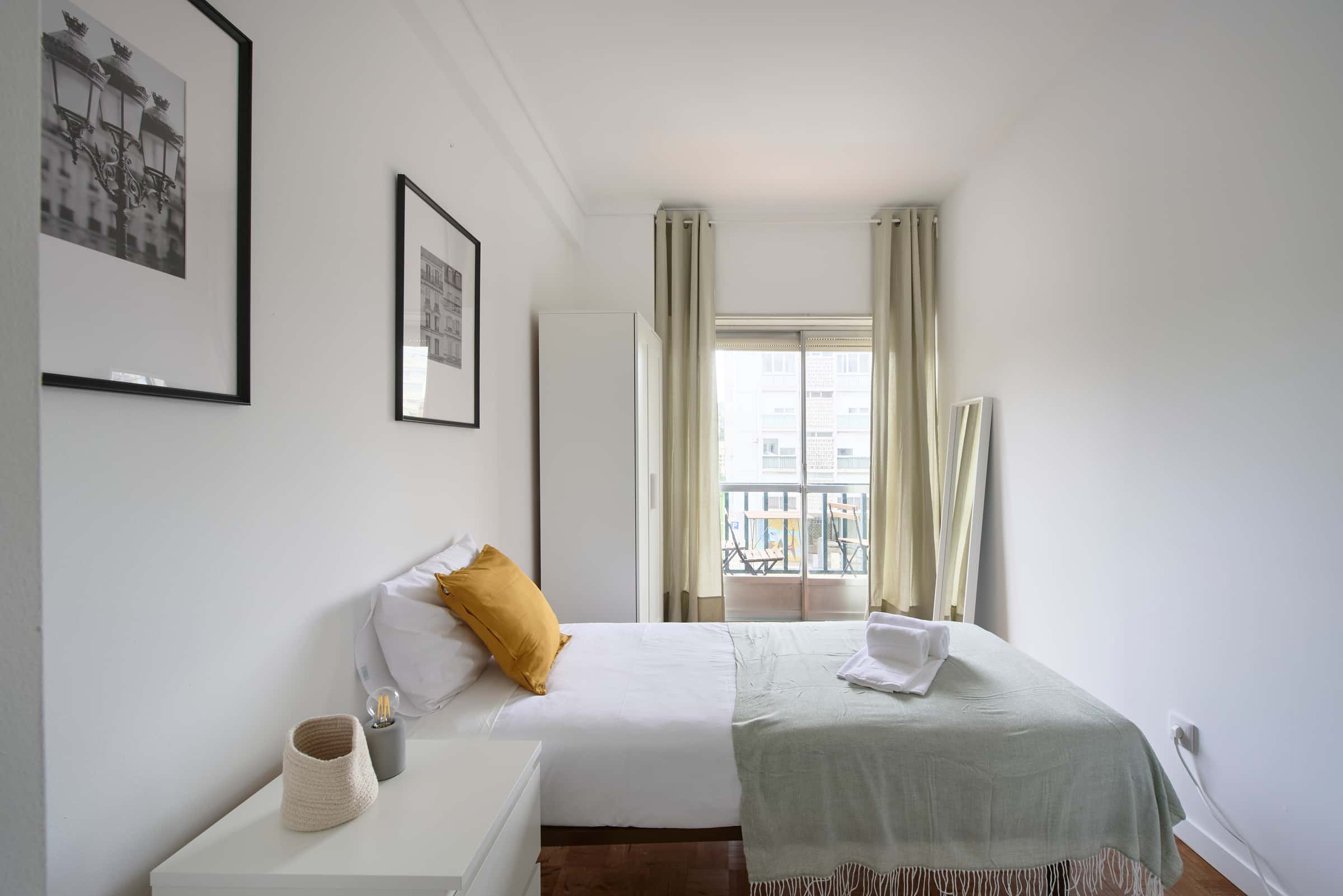 Bedroom with private balcony in a 7-bedroom apartment in Lisbon - Room 2