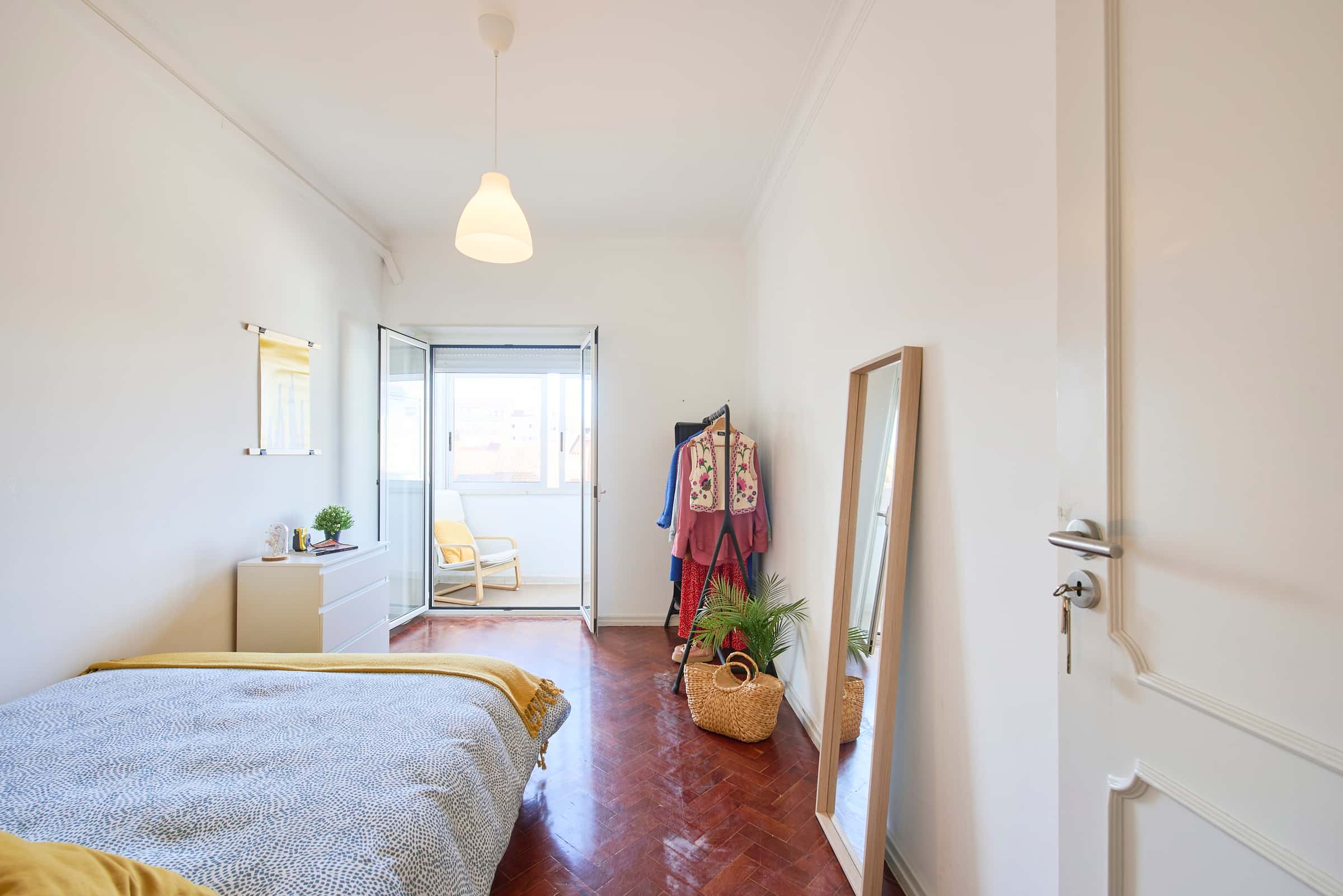 Bedroom in a 7-bedroom apartment in Lisbon - Room 4