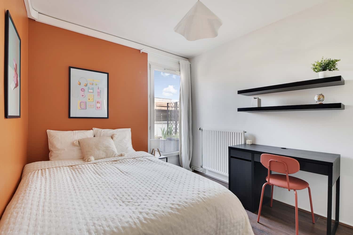 Move into this vibrant 10 m² room