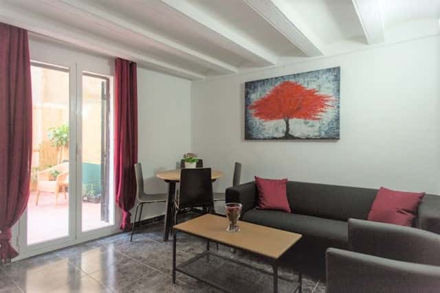 Central apartment, 3 double bedrooms with big private patio 1