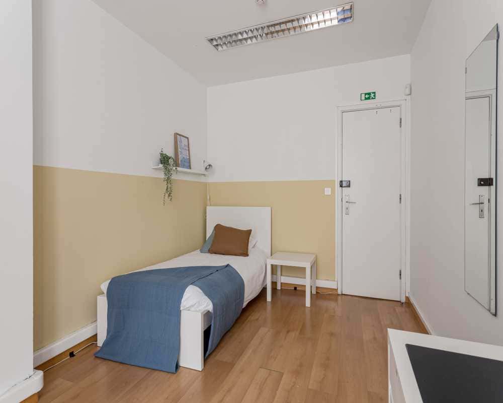 Comfortable room in a 13-bedroom apartment in Arroios, Lisbon - Room 13