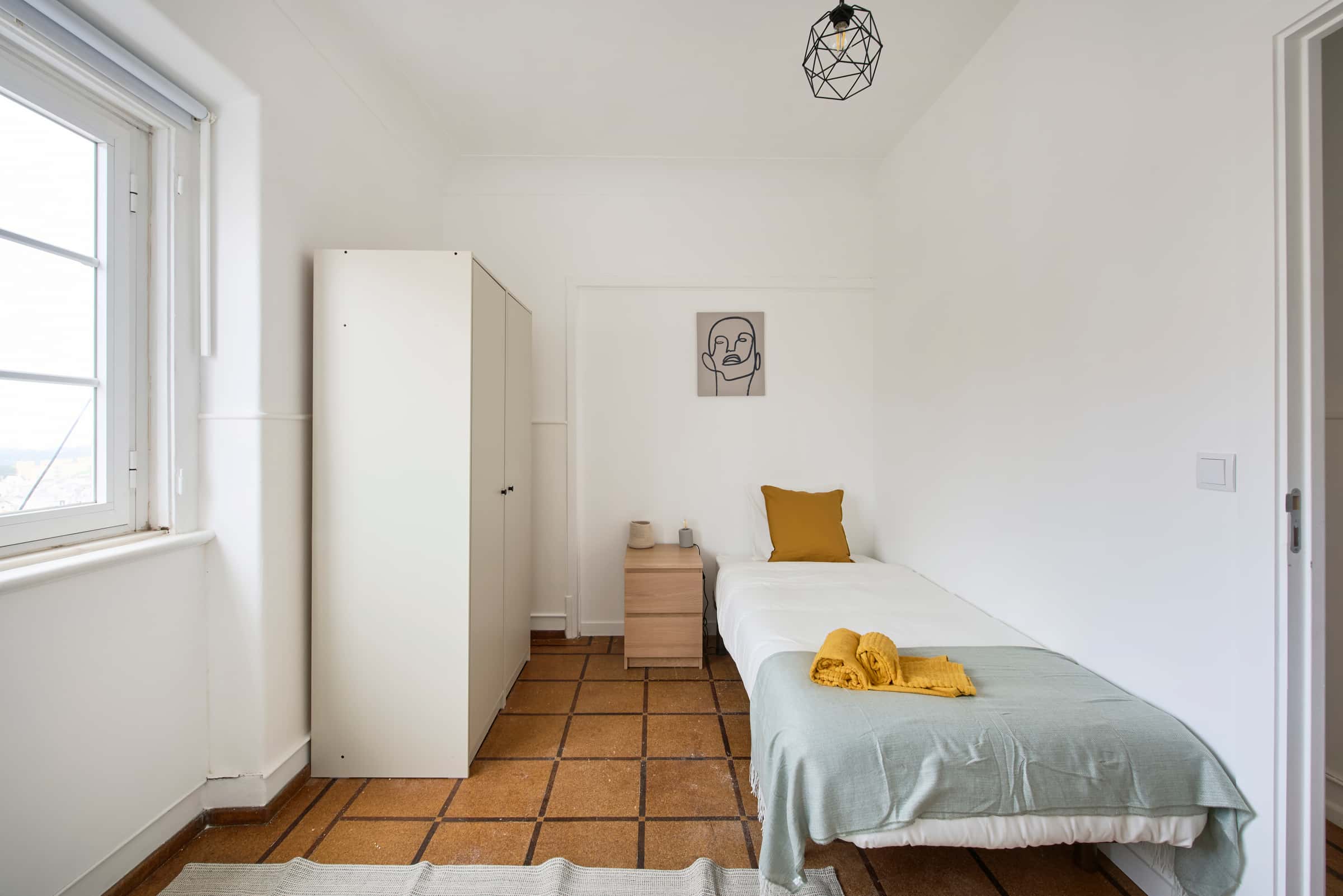Bedroom in a 9-bedroom apartment in Rua Morais Soares, Lisbon - Room 2