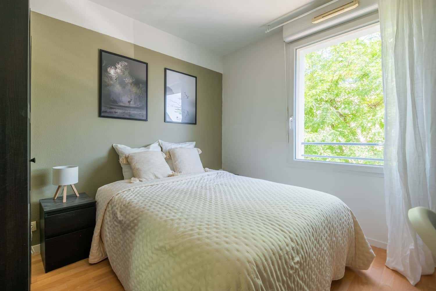 Move into this 11 m² bedroom