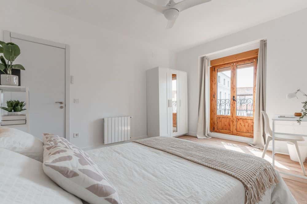 Habitación amplia y luminosa con cama doble en el centro de Madrid