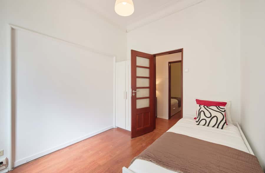 Single Bedroom in a 11-Bedroom Apartment in Rua de Buenos Aires, Lisbon - Room 6