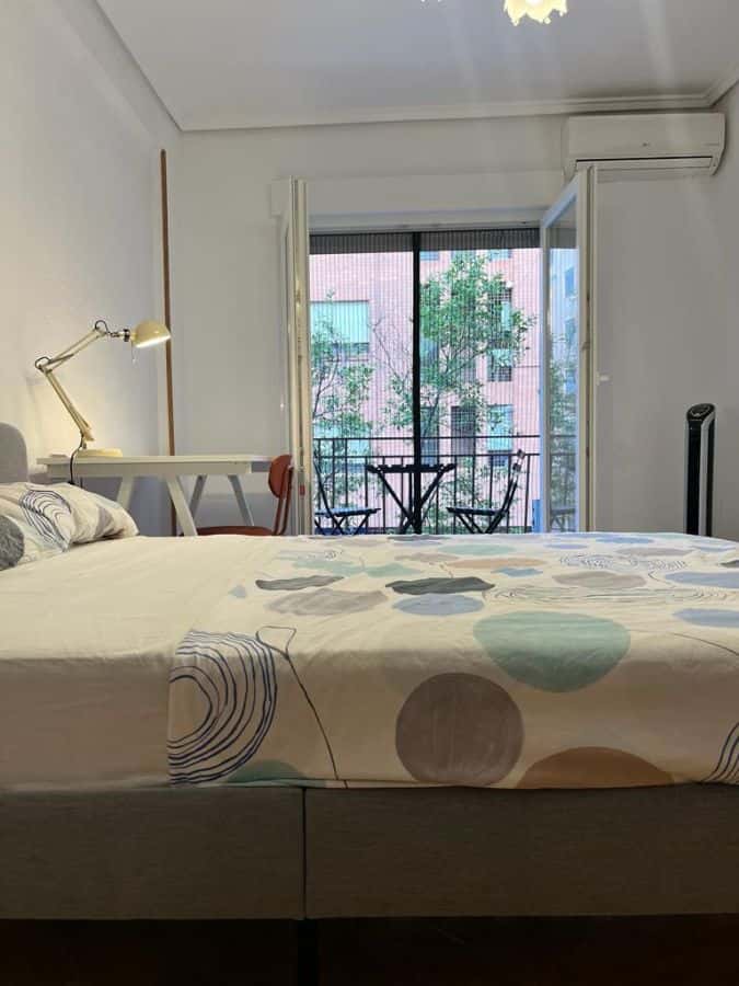 Habitación en piso de 3 habitaciones en Benicalap