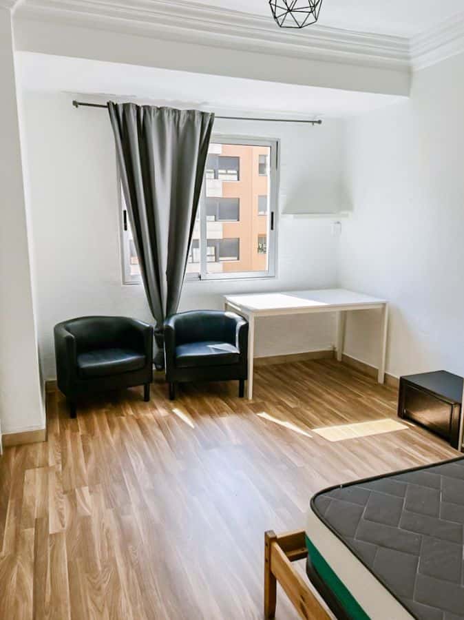 Habitación en piso de 4 habitaciones en El Pla Del Real