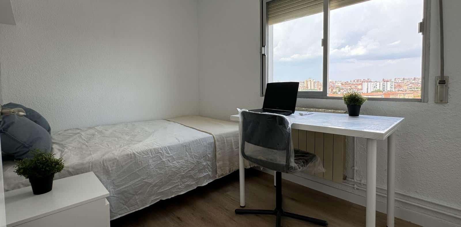 Double bed in Rooms for rent in 4-bedroom apartment in Ciudad Lineal
