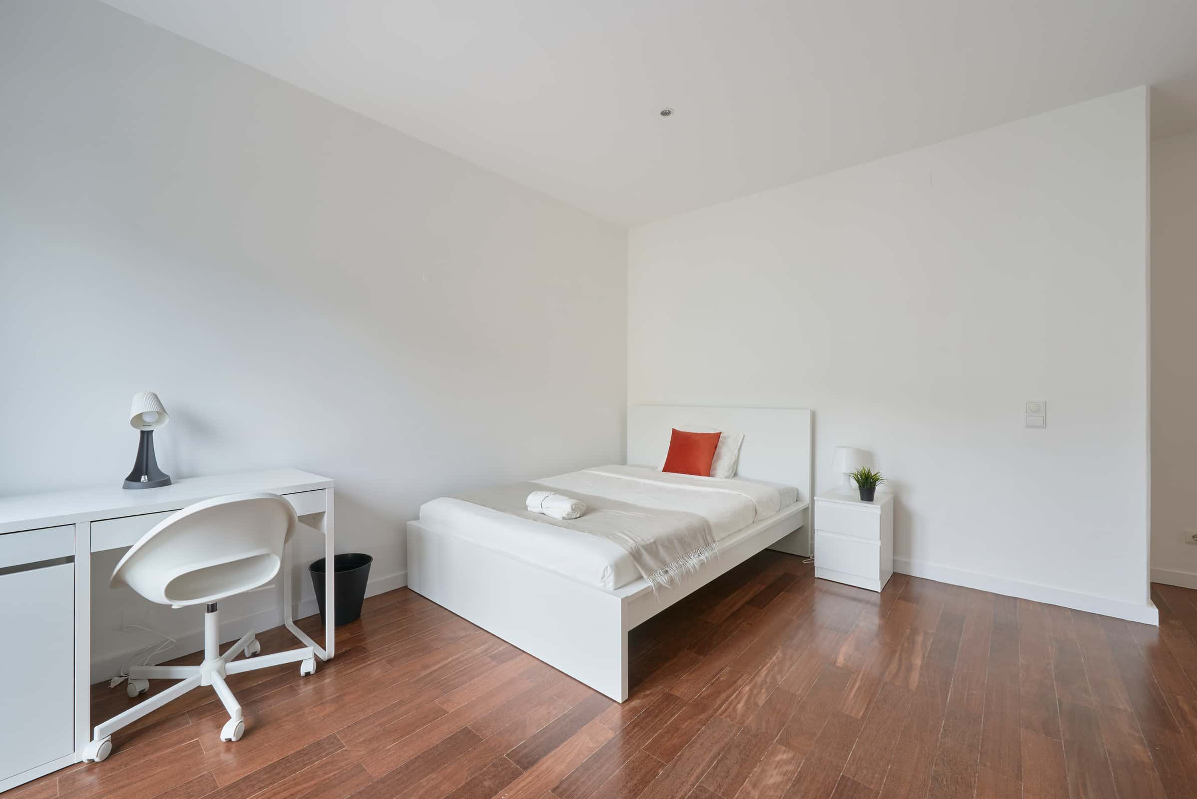 Bedroom in a 7-Bedroom Apartment in Av. da República, Lisbon - Room 4