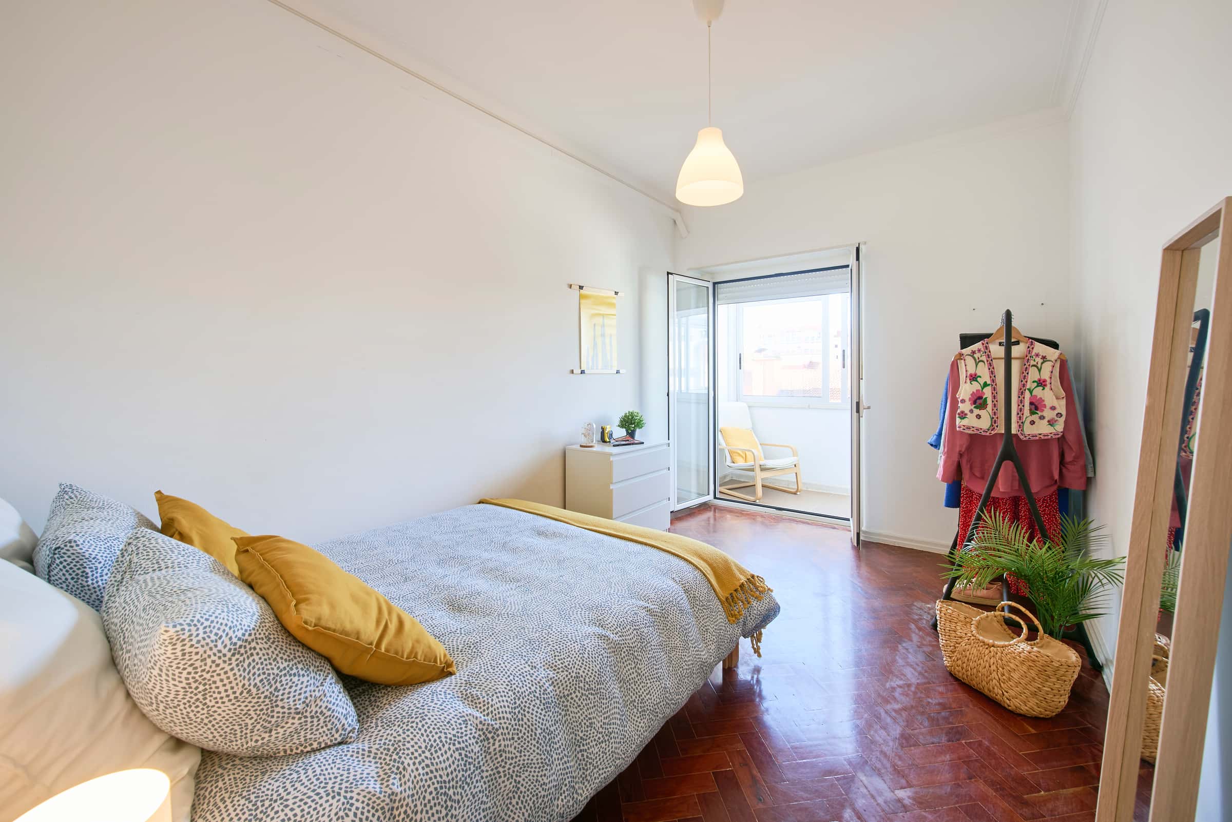 Bedroom in a 7-bedroom apartment in Lisbon - Room 4