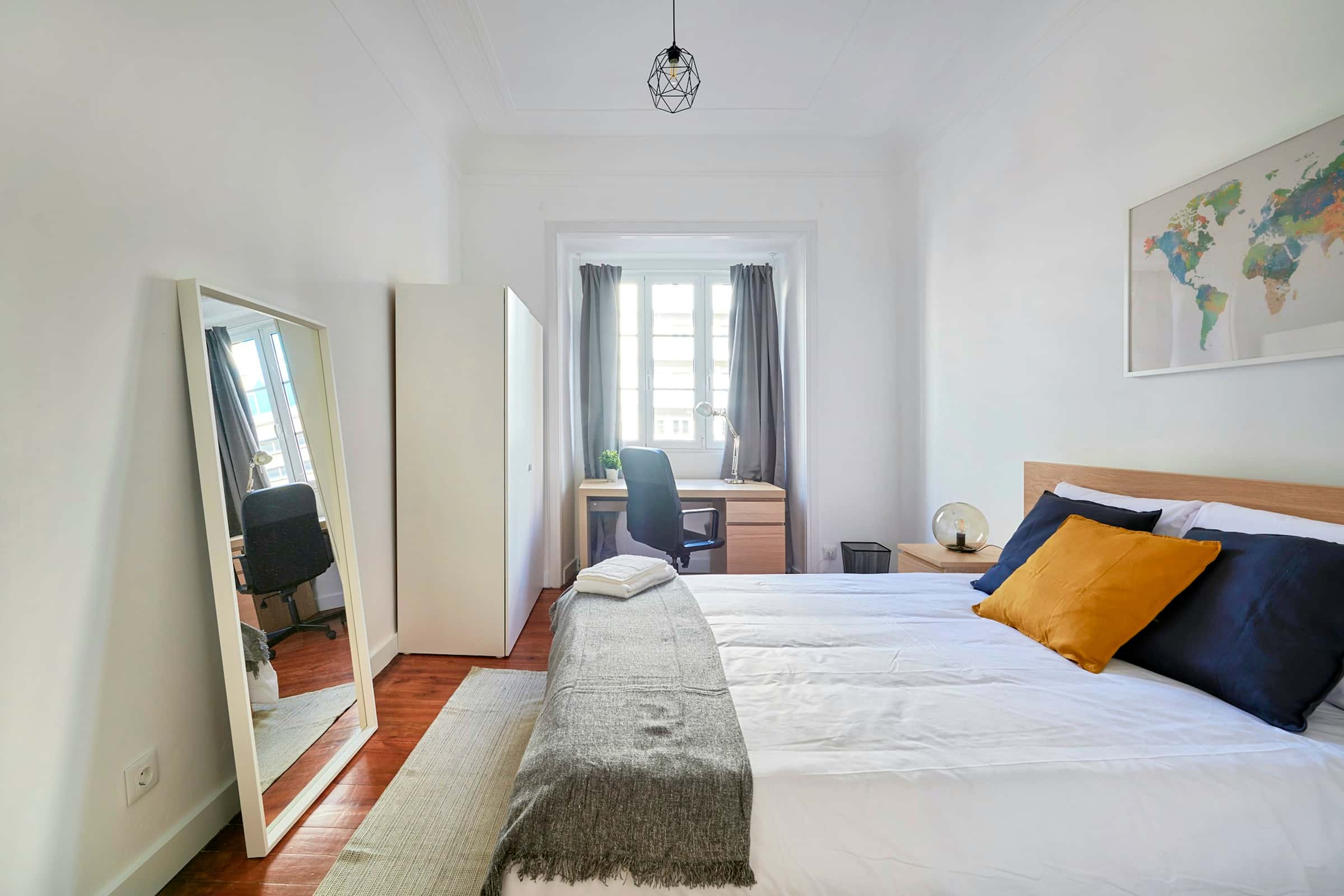 Bedroom in a 4-bedroom apartment in Av. Berna, Lisbon - Room 1