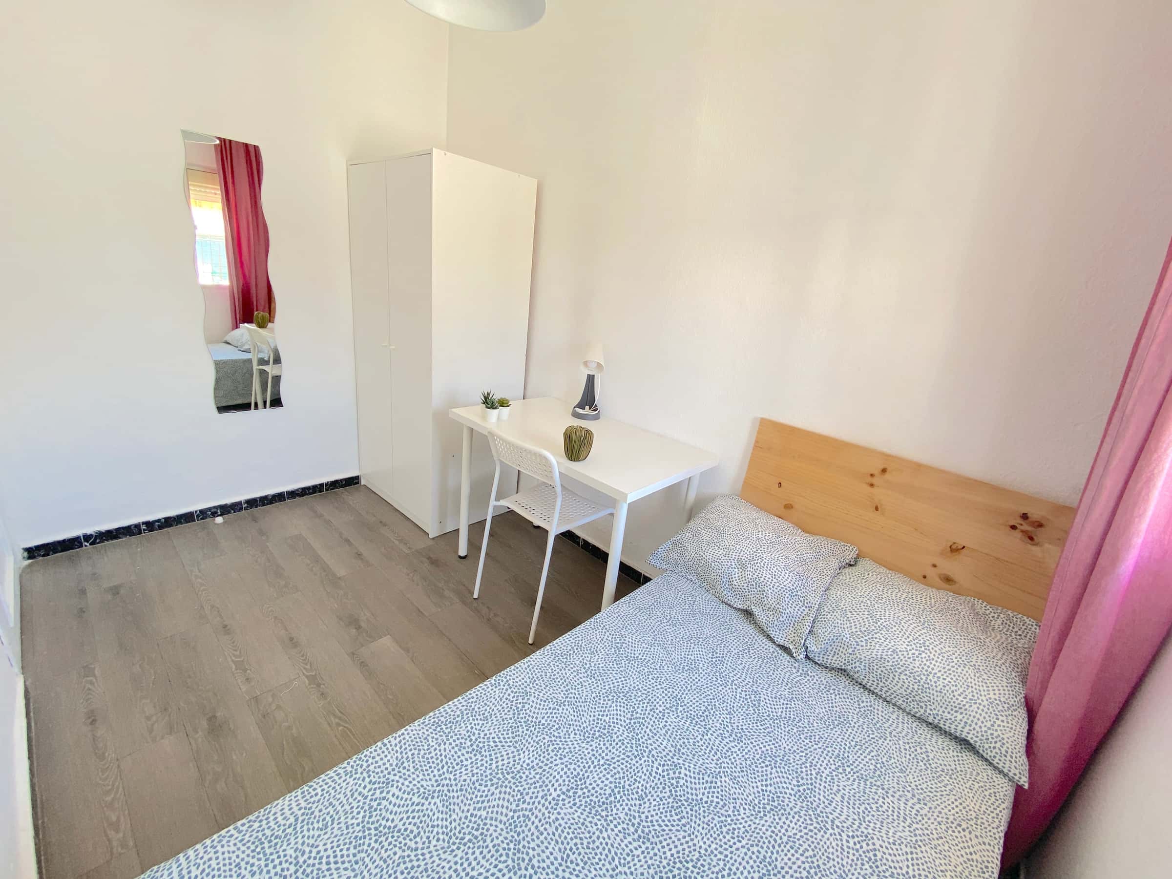 Sunny room near center with WIFI and TV for students