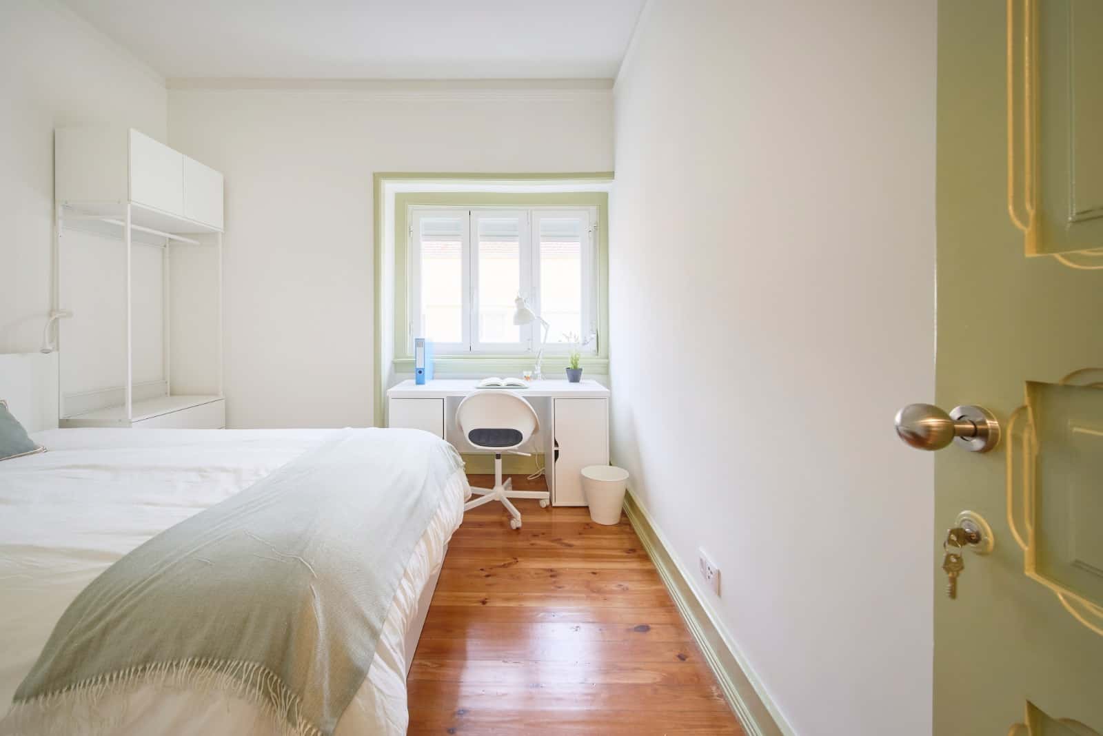Single room with balcony in a 3-bedroom apartment in Rua Artur Lamas, Lisbon - Room 1