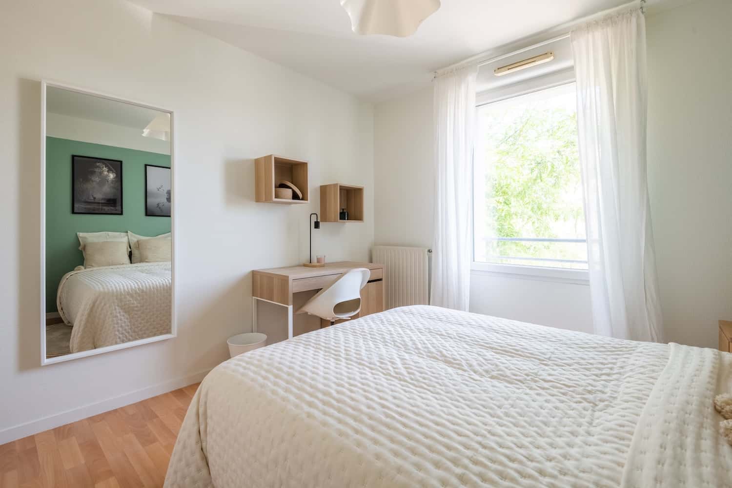 Move into this 11 m² bedroom