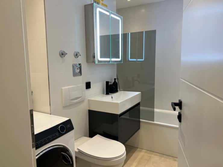 U-Bahn gleich nebenan - Großes Zimmer mit Balkon - Foto 4