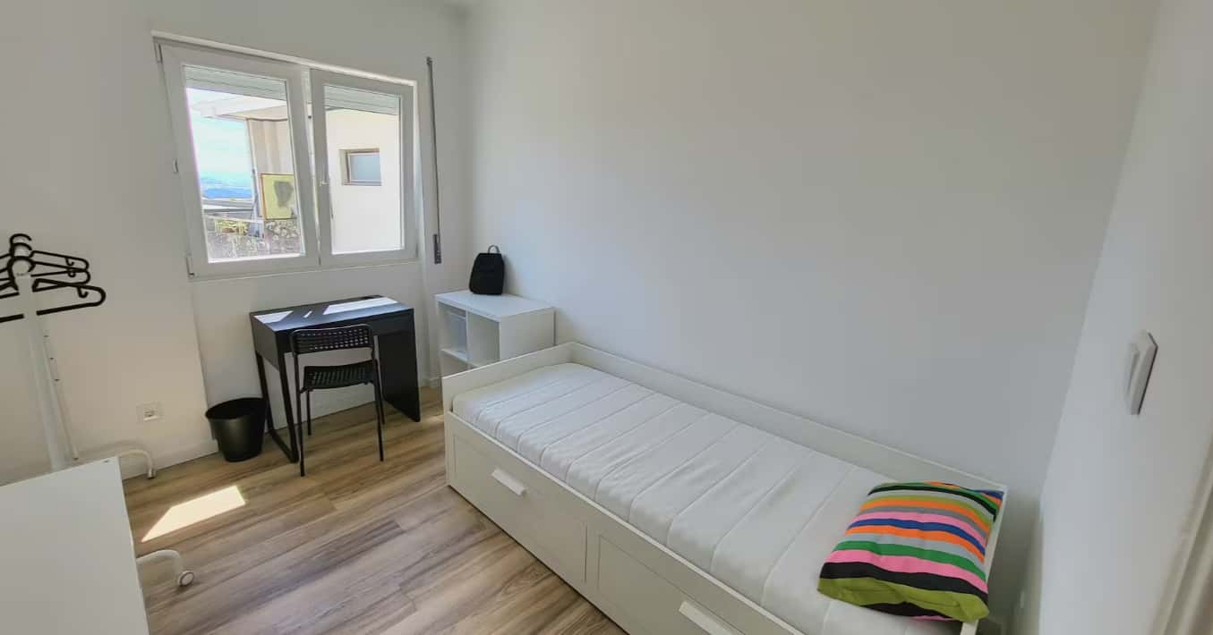 STANDARD ROOM WITH SHARED BATHROOM