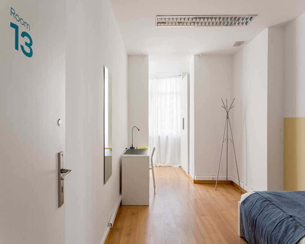 Comfortable room in a 13-bedroom apartment in Arroios, Lisbon - Room 13