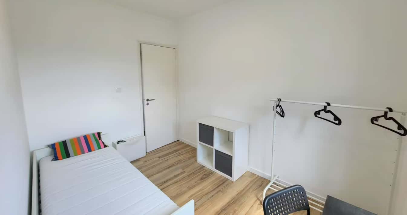 STANDARD ROOM WITH SHARED BATHROOM