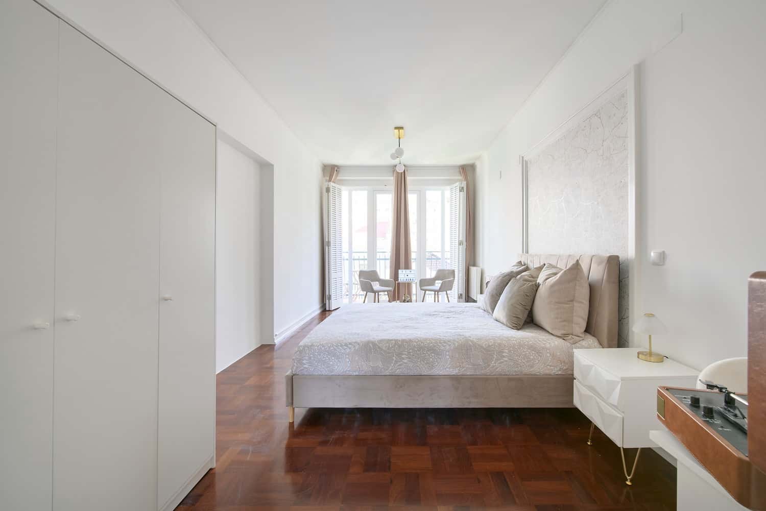 Room 7 - 61. Av. Barbosa du Bocage 52 3