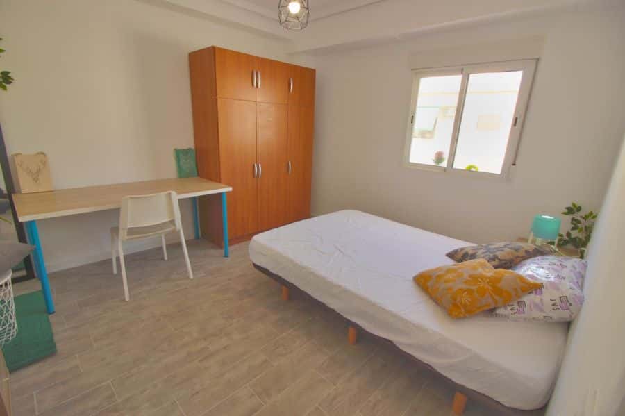 Habitación en piso de 4 habitaciones en Algirós