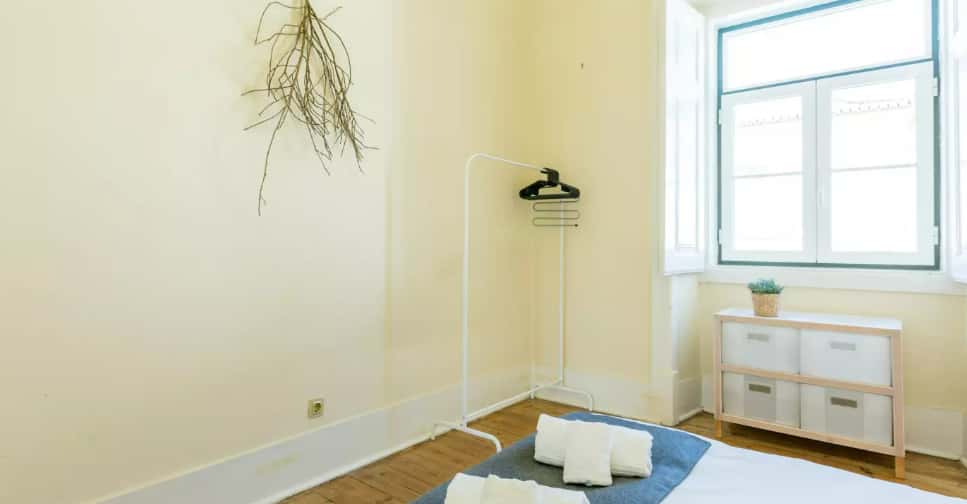 Bedroom for rent in 6-bedroom house in Parede - Room Gratitude